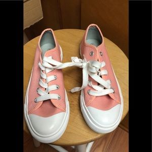 Serra peach tennis shoes